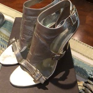 GUESS GOLD COLOR SHOES IN SZ 7